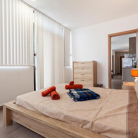 Апартаменти Perfect Seaview Penthouse Сент-Полс-Бей Екстер'єр фото